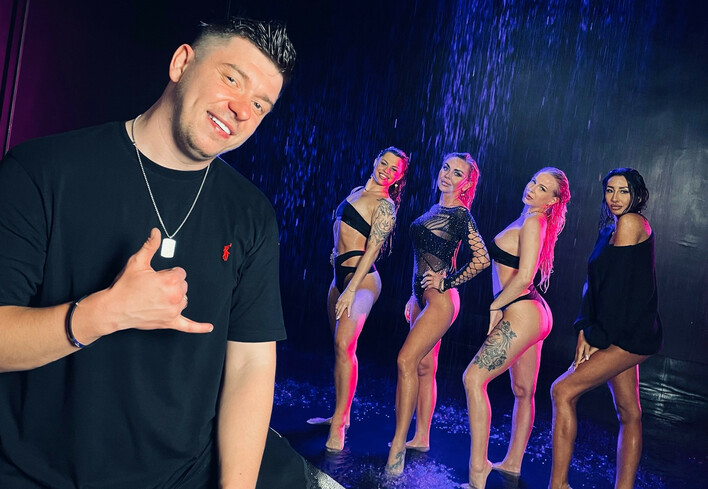 Gwiazda show TVN Julia Jaroszewska gwiazdą disco polo?! Gorący teledysk pełen ponętności pt. „Nie pośpieszaj mnie„!