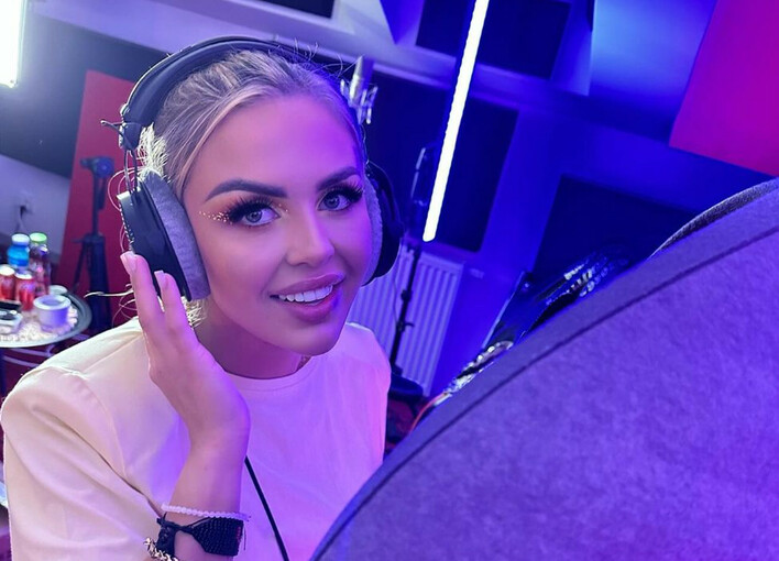 Julia Jaroszewska znana z show TVN-u robi karierę w disco?! Zobacz nowość „Nie pośpieszaj mnie„| Mamy przedpremierę!

