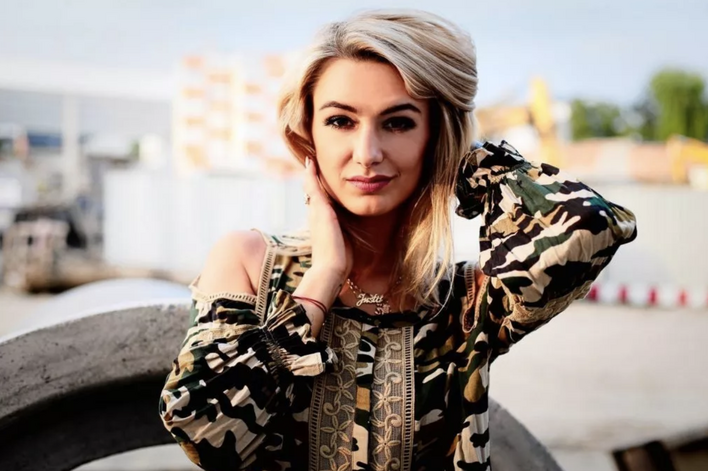 Justyna Lubas – Top Girls pokazała się w skąpym bikini! Gwiazda disco polo wygląda obłędnie! Fani komplementują wokalistkę ”jedyna w swoim rodzaju”