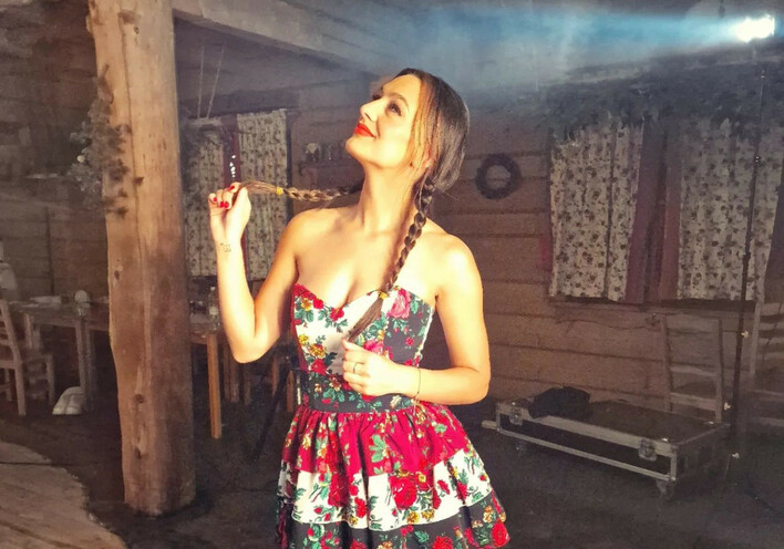 Justyna Lubas rozgrzewa scenę Disco Polo: Dwie gorące premiery „Maryśka” i „Takiego Janicka”!

