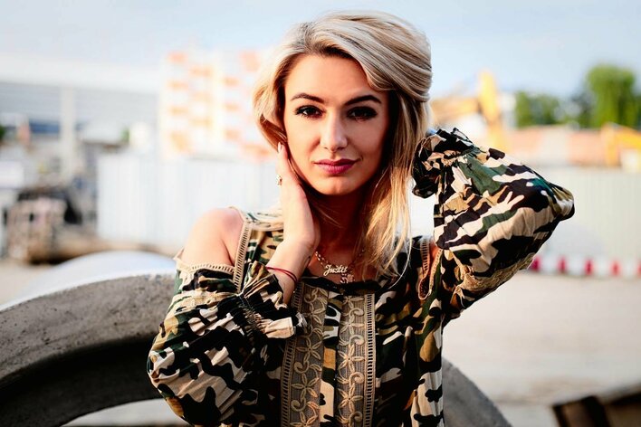 Justyna Lubas (Top Girls) w niezwykłej sesji zdjęciowej! Gwiazda disco polo promuje wyjątkową kolekcję ubrań!