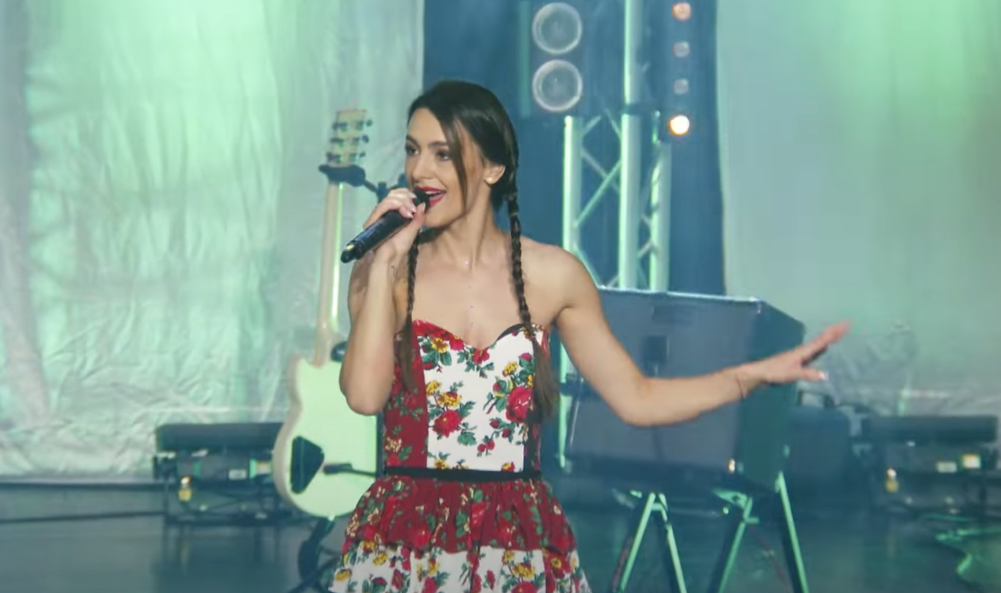 Justyna Lubas zachwyca w nowym nagraniu „Zachodzi słońce„ - wyjątkowe połączenie disco polo i folku!