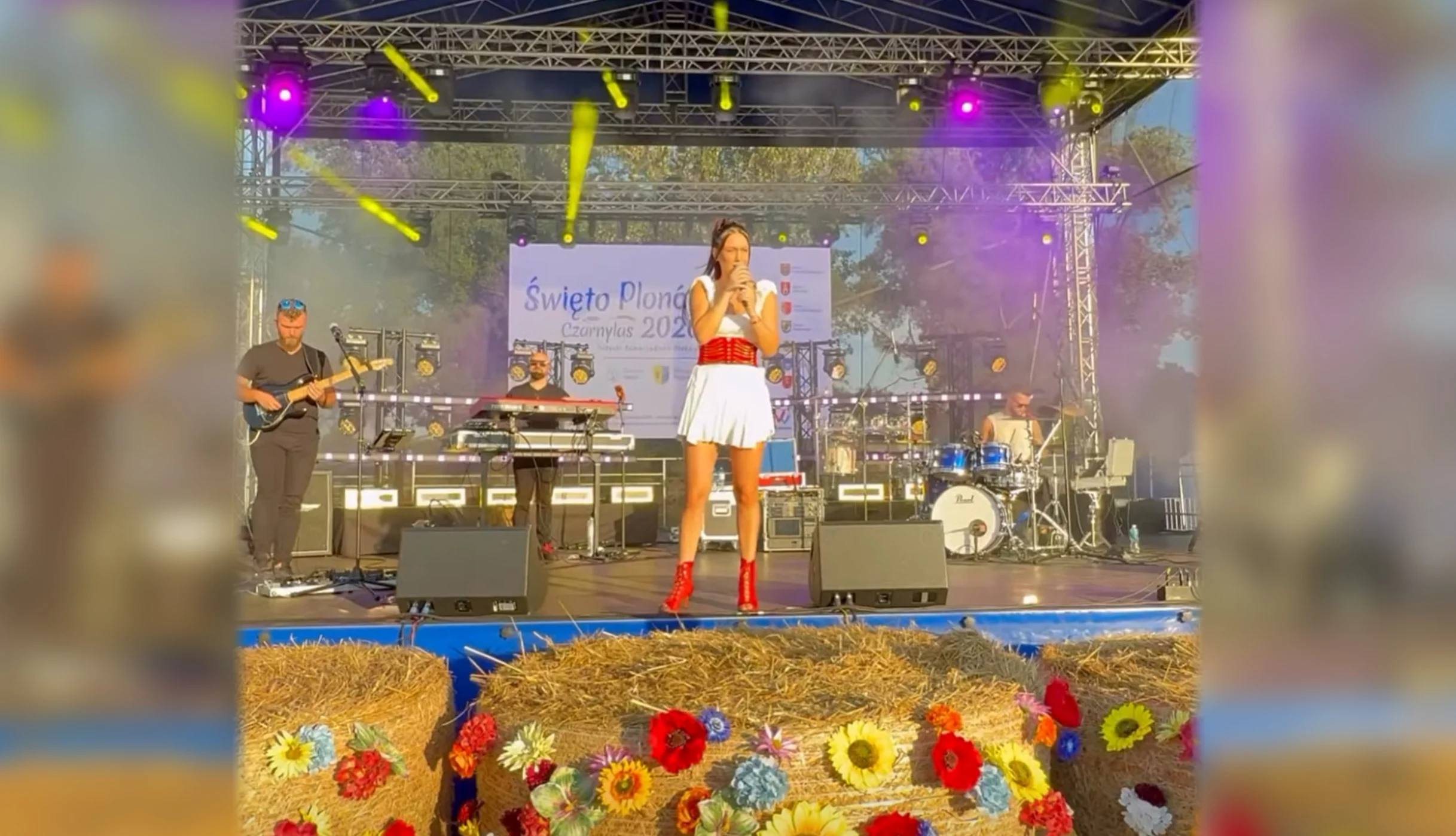 Justyna Lubas zaśpiewała w Czarnymlesie i publiczność oszalała. Zobacz nagranie z występu wokalistki disco polo