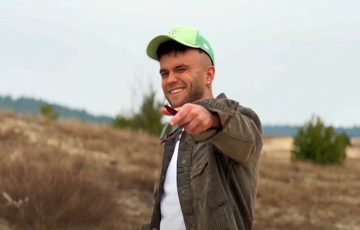 Kacper Pluta prezentuje nowość "Marzy mi się baila" w gorącym klimacie latino. Ten utwór to idealna propozycja na wiosenne imprezy

