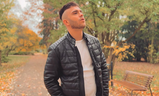 Kacper Pluta prezentuje premierę „Kochaj” w nastrojowej odsłonie