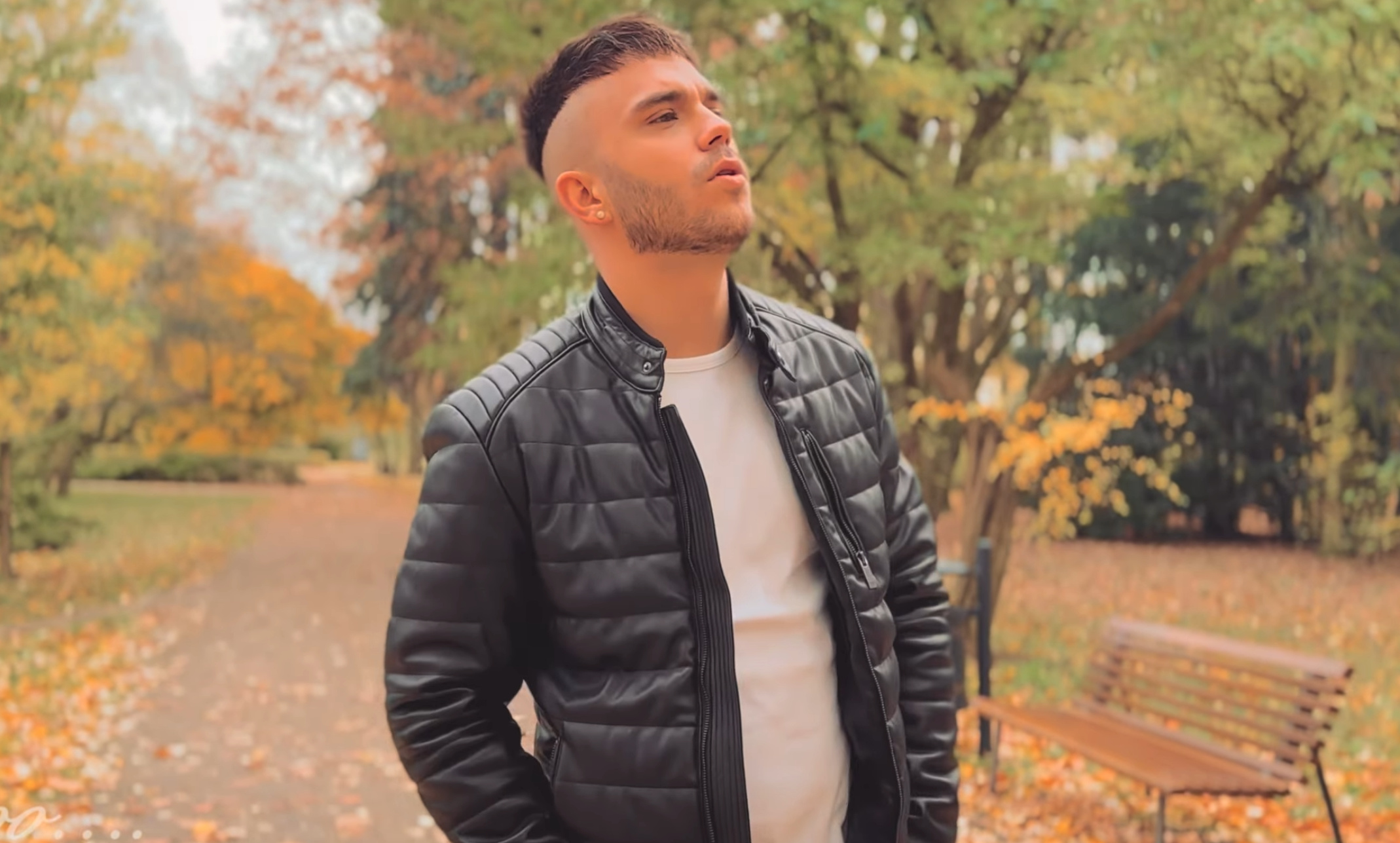 Kacper Pluta prezentuje premierę „Kochaj” w nastrojowej odsłonie