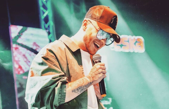 Kacper Pluta rozgrzewa parkiety sceny disco! „Nadeszła ta noc„ hitem YouTube