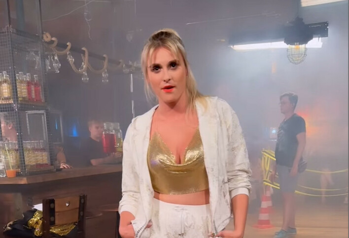 Kajra na ustach wszystkich! Żona Sławomira w złotym topie bez biustonosza w serialu! Zobaczcie tę stylizację!