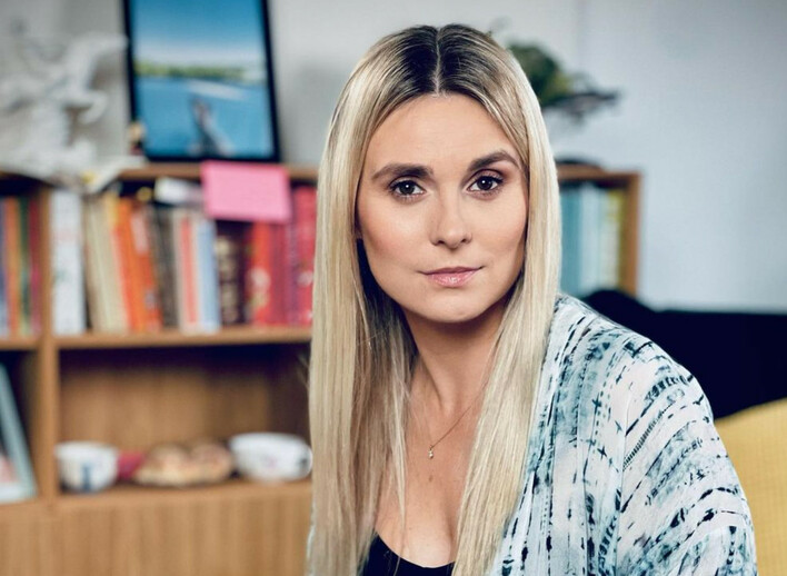 Opadną Wam szczęki! Kajra w seksownych ujęciach w wielkim łożu! fani zachwyceni! Żona Sławomira robi ogromne wrażenie