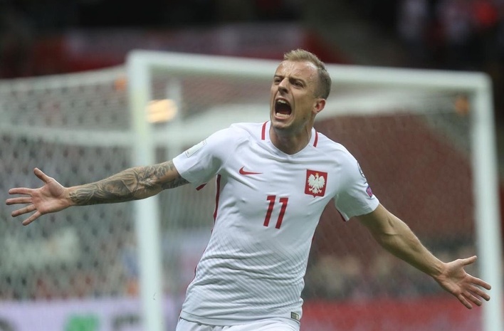 Kamil Grosicki zaśpiewał wielki hit Sławomira Świerzyńskiego - Bayer Full! To nagranie to hit internetu | VIDEO