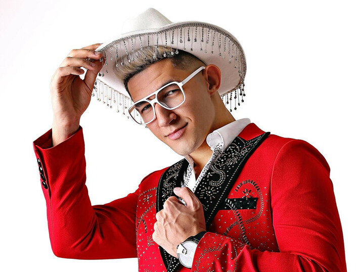 Kim jest gwiazdor disco polo?! Kamil Kossakowski - Ile ma lat, czy ma żonę, dzieci, skąd pochodzi! Najważniejsze informacje o DiscoBoys