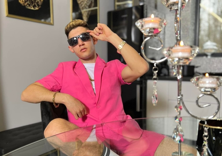 Kamil Kossakowski bez koszulki! Gwiazdor disco polo pokazał umięśnioną klatę! Takiej formy mogą mu pozazdrościć nawet sportowcy! 