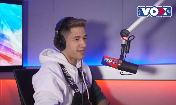 Improwizacja w mediach?! Kamil Kossakowski DiscoBoys w hicie Mr. Polska „Złote Tarasy„! Gwiazdor disco polo zmienił tekst! Jak mu poszło?