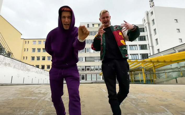 Kamil Kossakowski i Damian Gwiazdowski i ich szalony projekt Bagno wypuszcza kolejny hit! Posłuchajcie nowości pt. „Zaliczę„