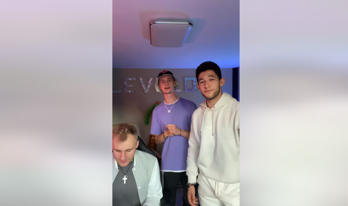 Kamil Kossakowski i Damian Gwiazdowski przypomnieli wielki hit disco polo z lat 90-tych! Akustyczne wykonanie zachwyciło fanów! 