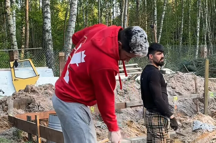 Gwiazdor disco polo został z budową sam?! Tak Kamil Kossakowski stawia swój dom! Pomagają mu przyjaciele i rodzina! 