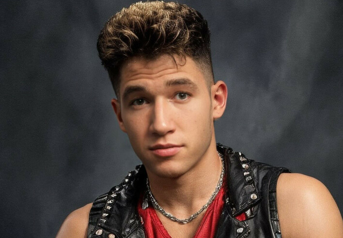 Kamil Kossakowski z DiscoBoys zanurza się w modzie lat 90