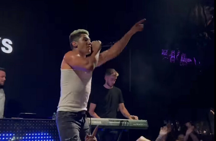 Kamil Kossakowski zachwyca publiczność: „Zarąbiste blondi„ hitem koncertu!