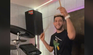 Kamil Kossakowski zaskakuje wszystkich! Zagrał hit wakacji pt. „5 INFLUENCEREK„.