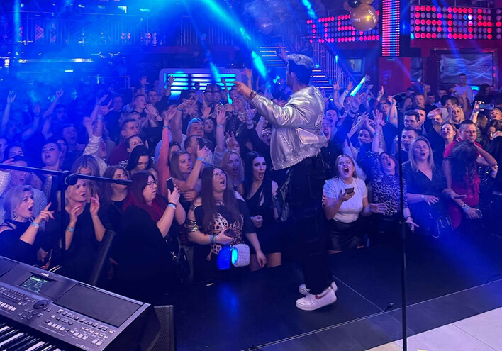 Kamil Kossakowski zaśpiewał legendarną piosenkę disco polo pt. „Wolność„. Zobaczcie to nagranie z Explosion!