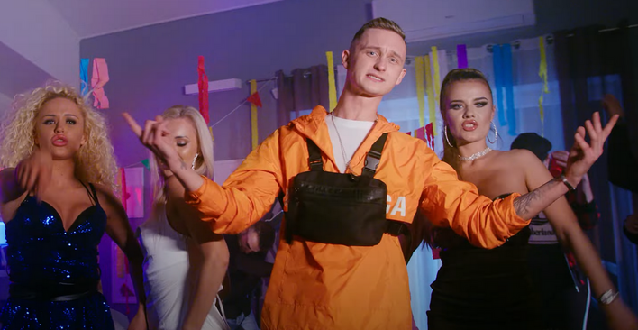 Kapitalna nowość od Spontan i Menelaos pt. ”Farbowany włos” zatrzęsła branżą disco polo! W klipie wystąpiła Dorota Gwiazdowska!