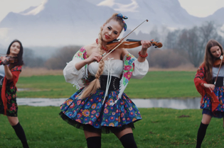 Wokalista disco polo postawił na folkowe brzmienie. Skazał się tym na sukces?! Posłuchajcie PREMIERY! 