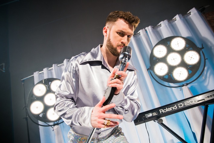 Karol Zawrotniak Defis tak zaczynał swoją wielką karierę w disco polo! To nagranie przejdzie do historii! Artysta ma tu 21 lat! | VIDEO