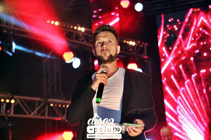 Karol Zawrotniak (Defis) z oryginalnym prezentem dla wszystkich kobiet! Fanki zaskoczone! 