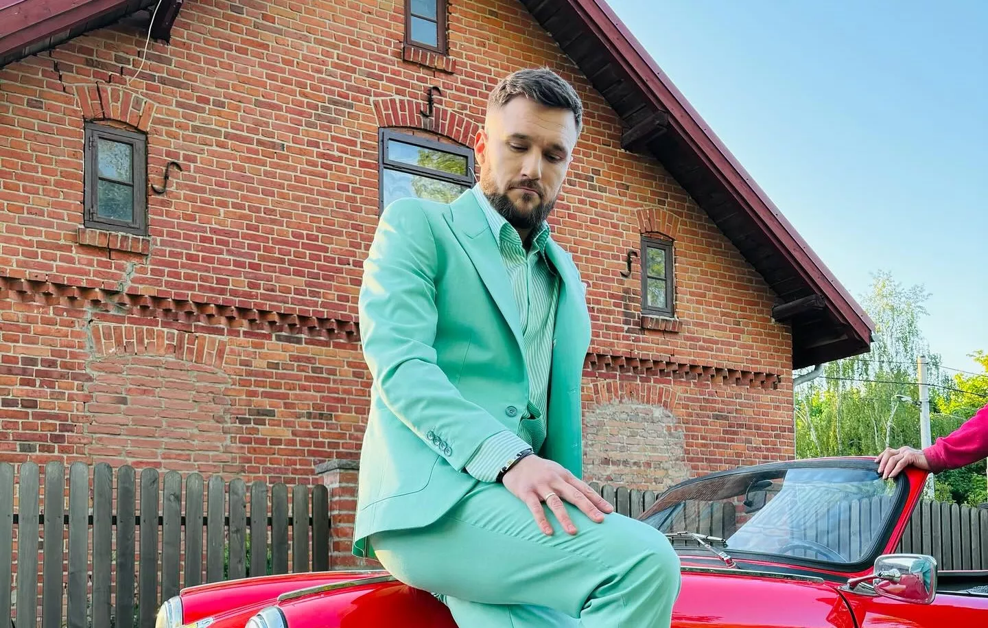 Karol Zawrotniak jak dżentelmen – zobacz, jak wygląda lider zespołu Defis!
