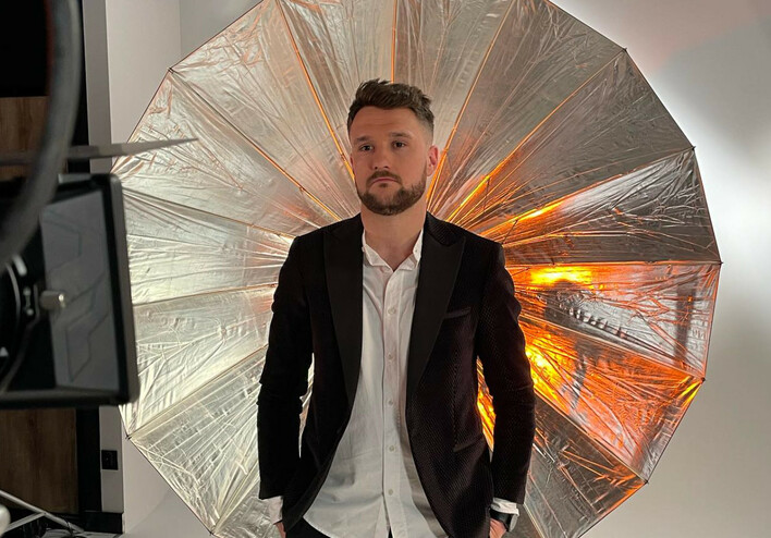 Wow! Karol Zawrotniak Defis pokazał swojego brata Cezarego!  Jest podobny do znanego gwiazdora disco polo?! 