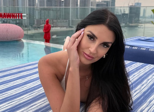 Karolina Marczyńska kusi w Dubaju. Gwiazda disco polo w różowym bikini na tle luksusu. W tle hotel za miliony 