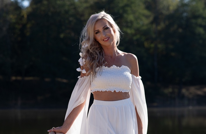 Kasia Malżycka zachwyca w nowej produkcji – „Tylko kochaj„

