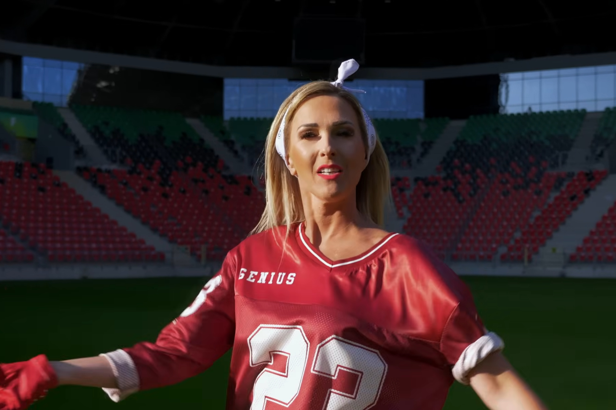 Kasia Malżycka zrealizowała nowy teledysk „Hej Ty” na Stadionie Miejskim w Tychach