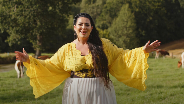 Kaszubska Influencerka prezentuje nowość „Ja chcę hektara” – internet oszalał na punkcie tego refrenu