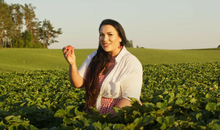 Kaszubska Influencerka prezentuje „Truskawkową Panią”. Folkowa premiera z humorem i lokalnym smakiem