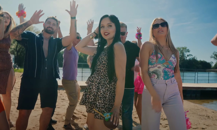 Kayla rozpala scenę latino! „Pół na pół” to gorący hit disco polo, który nie pozwala usiedzieć w miejscu