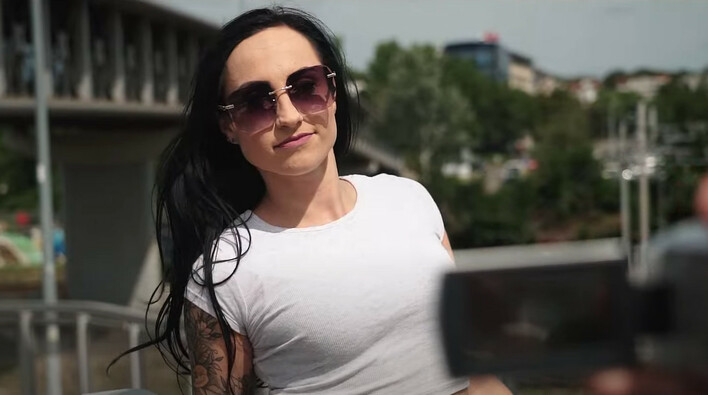 Kayla z nowym hitem disco polo „Patrzyłeś na mnie„! Fani zgodnie komentują: „Petarda numer„