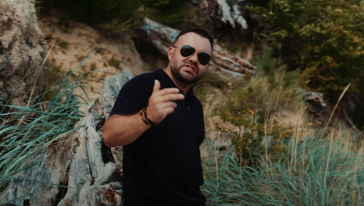 Kenzo podbija świat disco polo hitem „Lazurowe oczy„: Nowe spojrzenie na wielki hit!