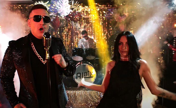 ”Kici kici chłopy krzyczą Poruszaj się kocico W sukience Louis Vuitton” - genialna premiera disco polo dostępna! To będzie hit na lata?