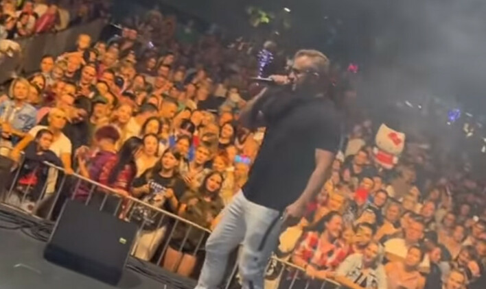 Kilka tysięcy osób śpiewa hit „Ona działa na mnie jak„! Dawid Narożny pokazał nagranie z koncertu!