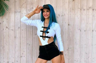 Kim jest nowa gwiazda muzyki? Kim jest AGBE? To ona stworzył hit z Dawidem Narożnym „Ona działa na mnie jak„