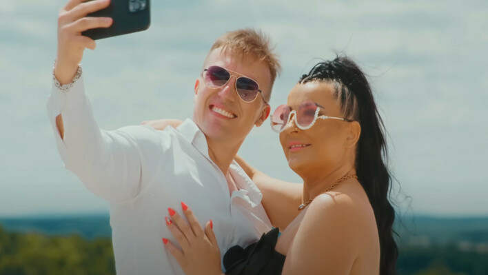 Kinga Molga w poruszającym singlu „Samotna” opowiada o tęsknocie i pragnieniu bliskości