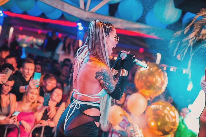 Klaudia Zielińska na żywo w wielkim hicie „Baila„! Wokalistka zrobiła SHOW w Plaża Patelnia! VIDEO
