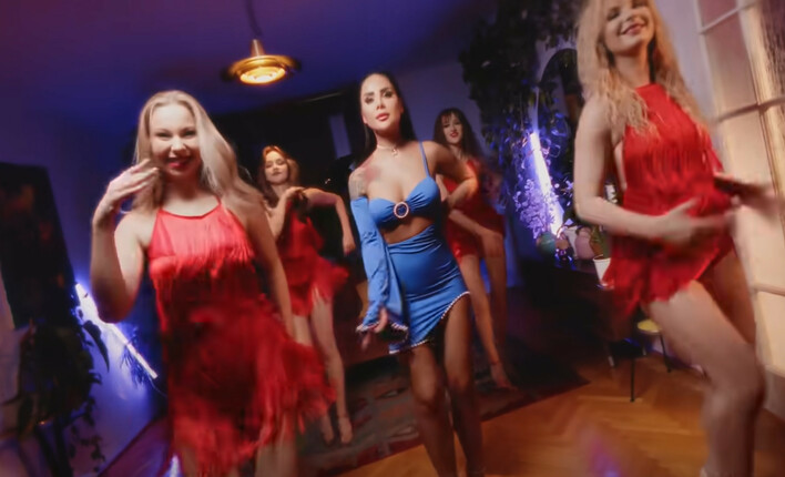 Klaudia Zielińska i jej nowy utwór „Na własność„ podbija listy przebojów! To najlepsza artystka 2023 roku?!