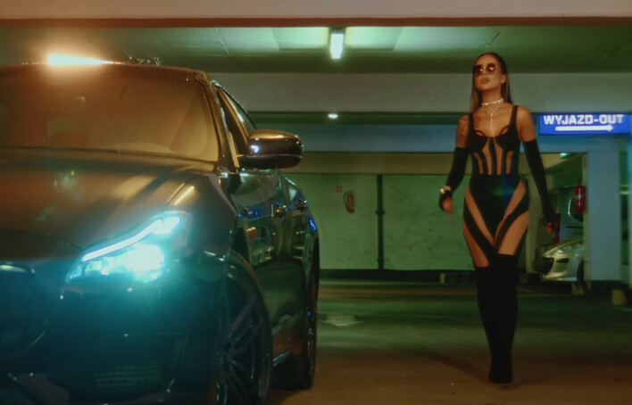 Idzie jak burza?! Klaudia Zielińska na szczycie popularności. Jej nowość „Tańcuje„ - Numerem 2 w Polsce!