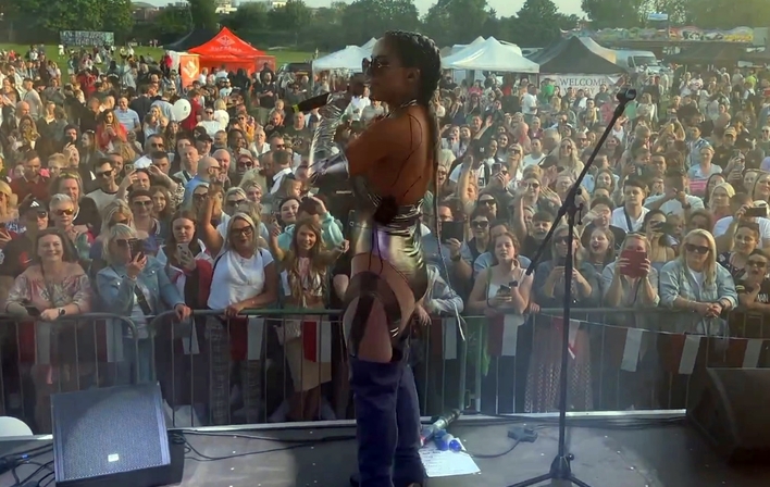 Klaudia Zielińska skradła SHOW w Londynie. Gwiazda zaśpiewała akustyczną wersję wielkiego hitu „Silniejsza„  | VIDEO
