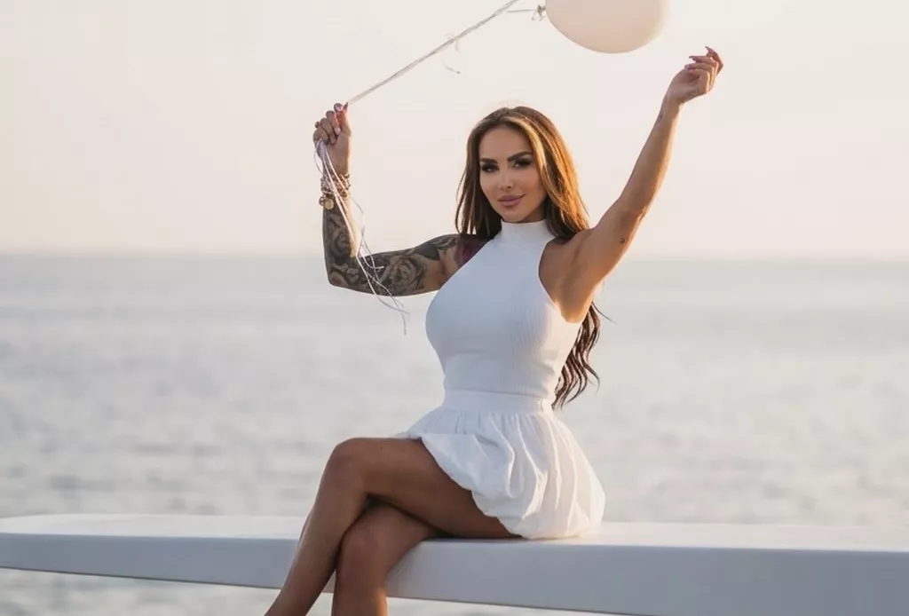 Klaudia Zielińska w mini sukience nad morzem. Te nogi to widok, którego fani nie zapomną