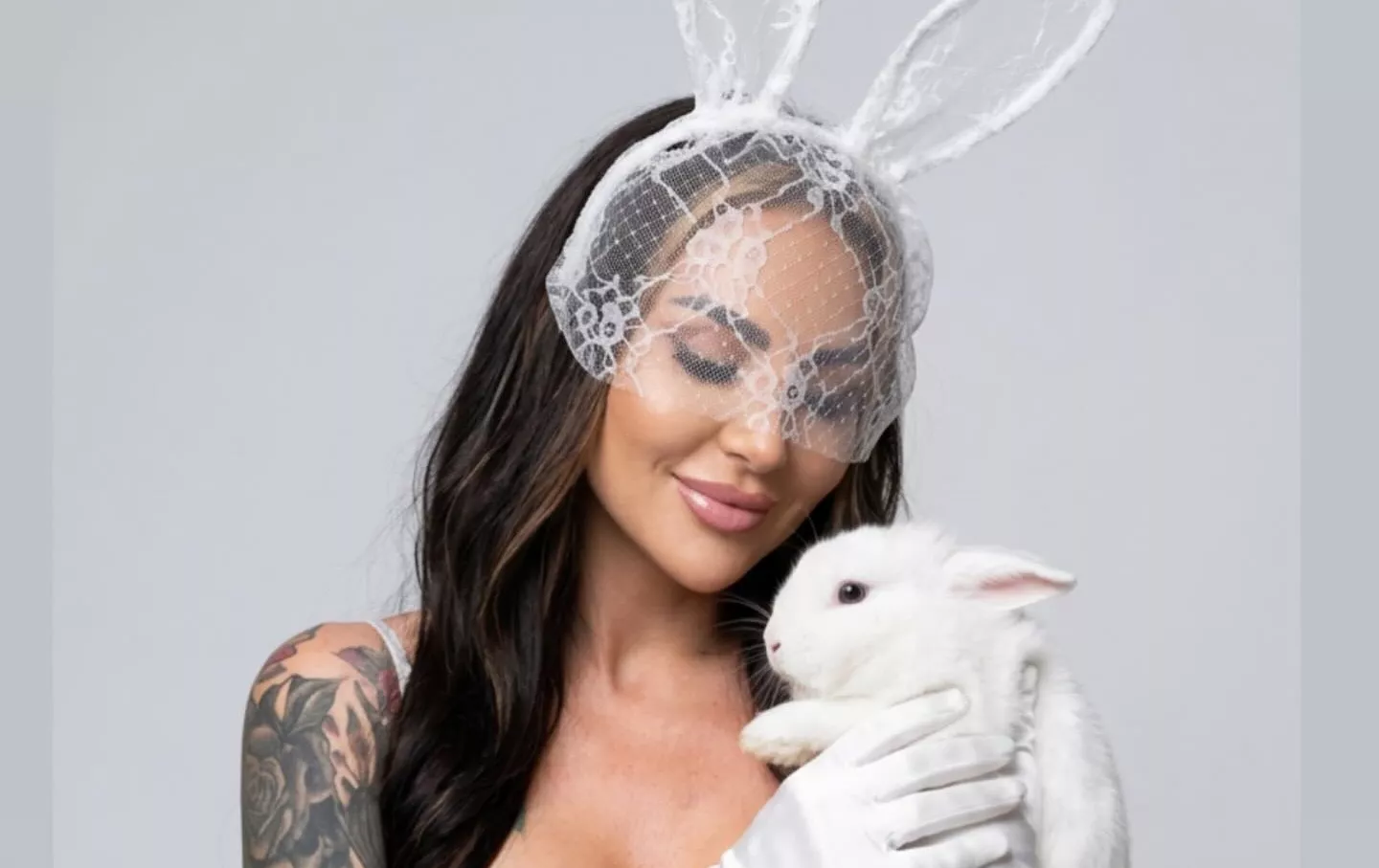 Klaudia Zielińska w odważnej stylizacji na Wielkanoc. Zdjęcie z królikiem przyciąga spojrzenia