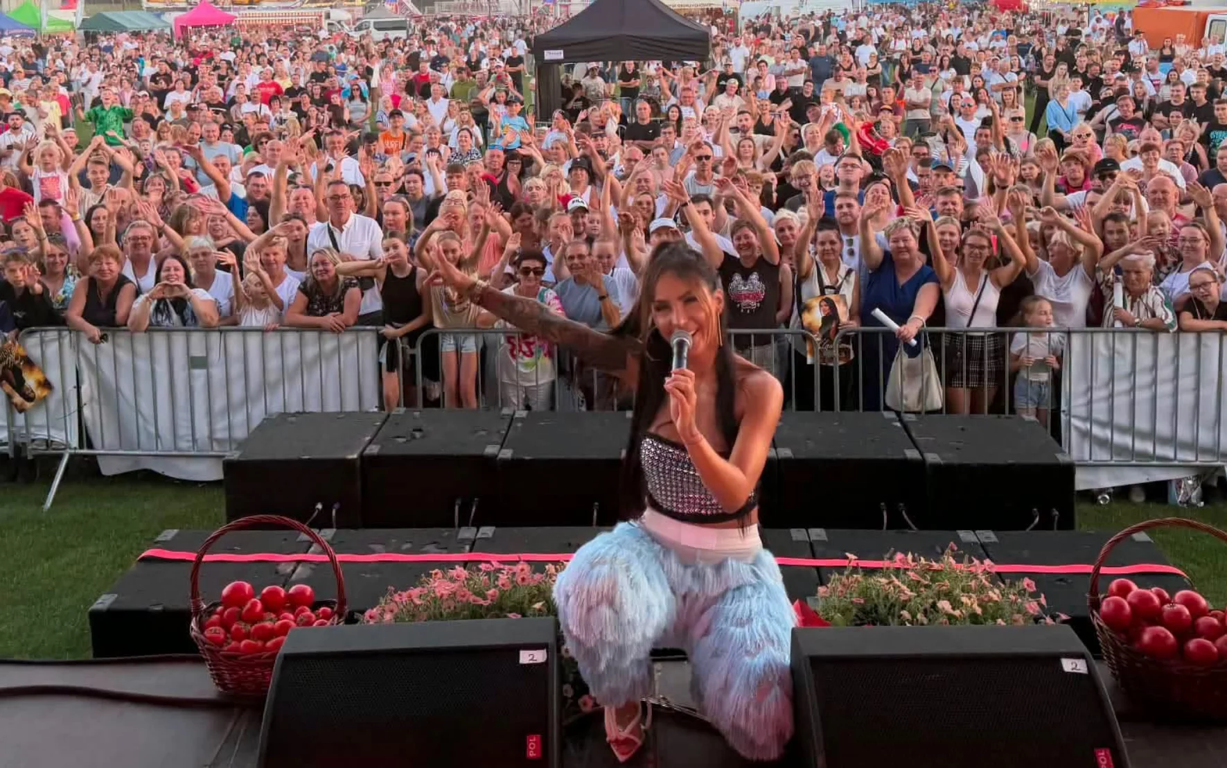 Klaudia Zielińska wystąpiła z Panem Tadziem na Festynie Pomidorowym w Jeziorach Wielkich! Nagranie podbija sieć!