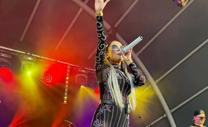 Królowa?! Klaudia Zielińska zachwyca wyjątkowym głosem! Zobaczcie jak śpiewa NA ŻYWO podczas koncertu singiel „Baila„ VIDEO
